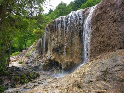 obiective turistice vama buzaului|Drumeție de weekend în Vama Buzăului: Cascada Urlătoarea și。